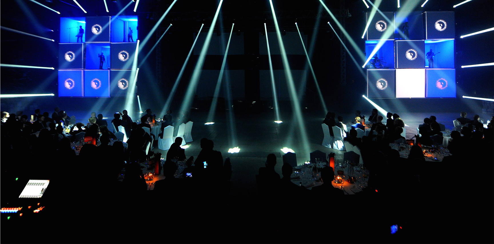 The Customs na scenie