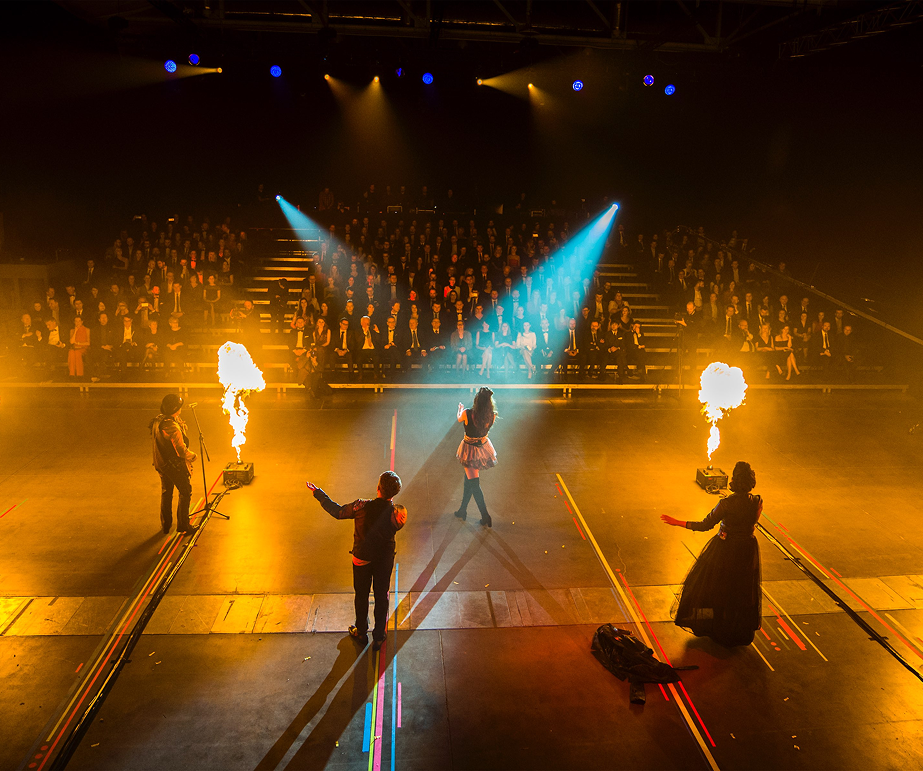 The Customs na scenie